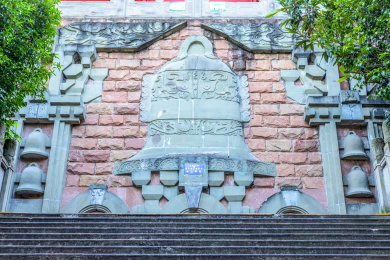 中国四川省德阳市钟鼓楼墙壁上的石钟