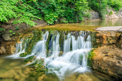 中国河南省焦作市云台山潭瀑峡山涧溪流瀑布风光