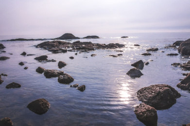 早霞下的中国秦皇岛北戴河海边岩石海浪风光