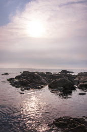 早霞下的中国秦皇岛北戴河海边岩石海浪风光