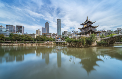 贵阳南明河上的甲秀楼及市中心现代建筑