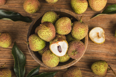 新鲜的荔枝放在木桌子上