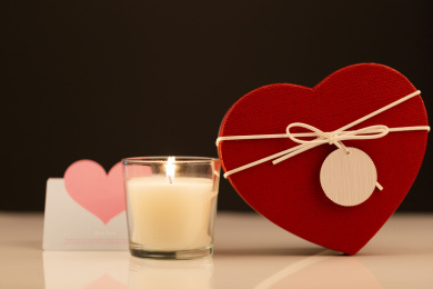 桌子上的情人节礼物和温馨的额烛光