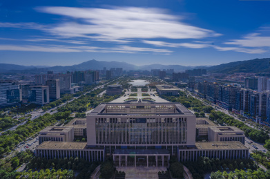蓝天白云下龙岩市政府大楼及周边景色鸟瞰图，中国福建省龙岩