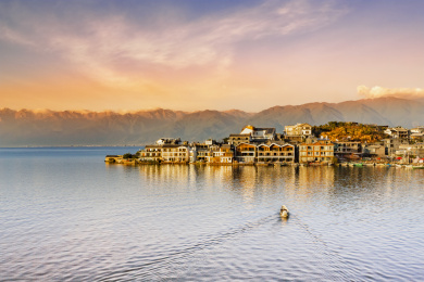 晨光中的中国云南省大理市洱海湖畔的双廊镇