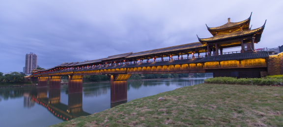 中国湖南省衡阳市东洲岛旅游的跨河仿古木制长廊