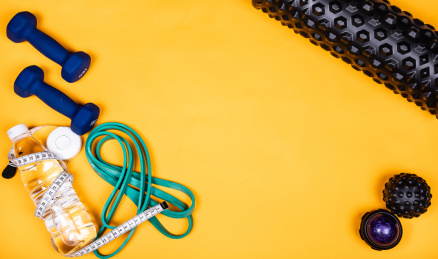 正上方视角橙色背景运动器材