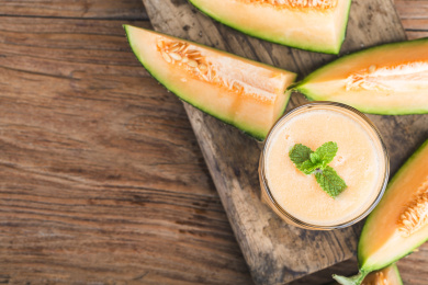 一杯鲜榨哈密瓜果汁放在桌子上