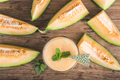 一杯鲜榨哈密瓜果汁放在桌子上