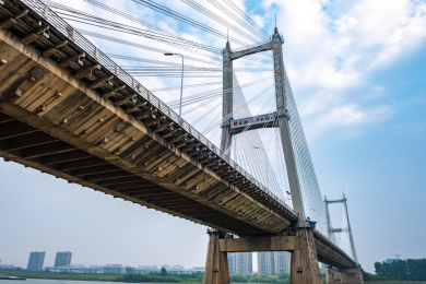 晴朗天空下的中国安徽省蚌埠市解放路淮河公路大桥近景