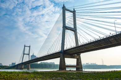 晴朗天空下的中国安徽省蚌埠市解放路淮河公路大桥远景