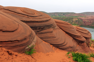 中国陕西省靖边县龙舟波浪谷景区水上丹霞地貌风光
