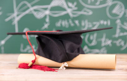 黑板前的博士帽和卷着的毕业证书