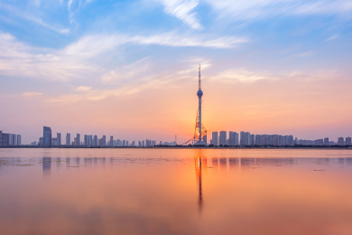 多云天气下黄昏时逆光拍摄沂河对岸中国山东省临沂市电视台