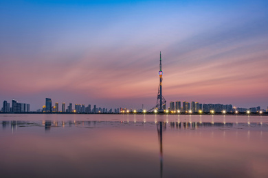 多云天气下黄昏时逆光拍摄沂河对岸中国山东省临沂市电视台