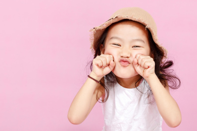 握着小拳头做怪表情的小女孩