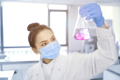 年轻的女性科学家在实验室中观察实验样品