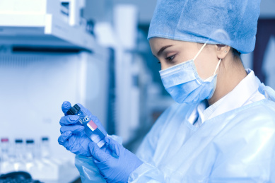 年轻的女性科学家在实验室中观察实验样品