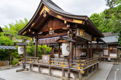 晴天下的日本京都祗园内神社