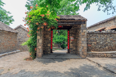 中国山东省临沂市沂南县沂蒙山村石墙院落中式门楼