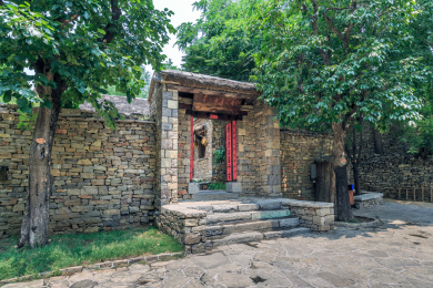 中国山东省临沂市沂南县沂蒙山村石头墙院落门罩式院门