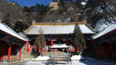 中国辽宁省鞍山市千山风景区无量观三官殿雪景 