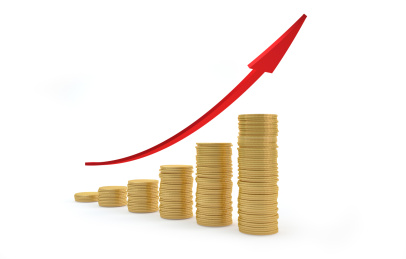 白色背景上金币和上升的红色箭头