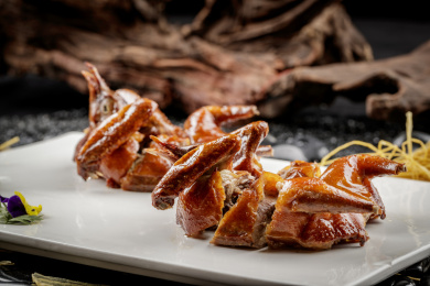 金牌烤乳鸽摆放在黑色鹅卵石上