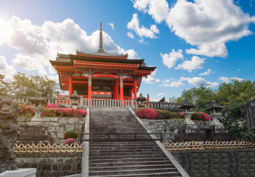 蓝天白云下的日本京都清水寺古典日式建筑