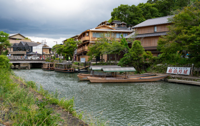 日本京都岚山渡月桥景区的河流和游船