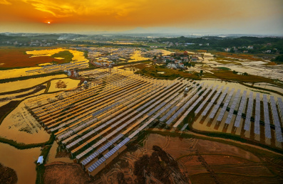 夕阳照射下的水面太阳能光伏基地