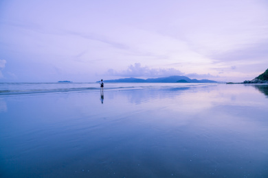 中国珠海傍晚时海滩的晚霞倒影景色