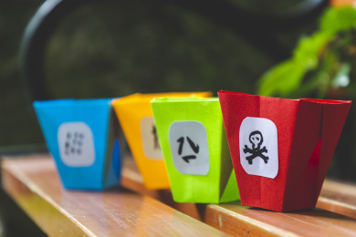 城市里的垃圾箱分类垃圾折纸概念