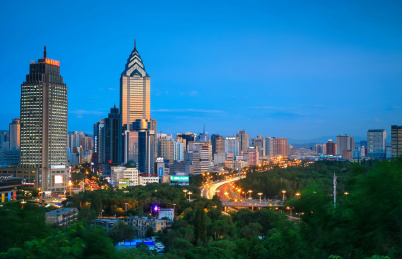 从山顶鸟瞰中国新疆乌鲁木齐城市夜色