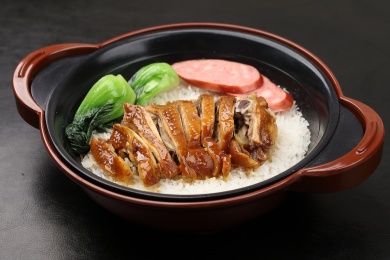 中国上海的一道热菜——盐焗鸡煲仔饭