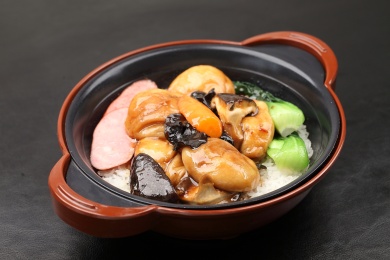 中国上海的一道热菜——油面筋煲仔饭