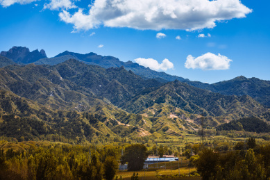 河北保定涞源白石山景区莲花峰下的山村景色