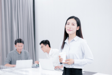 三个着职业装在办公室工作的年轻职员