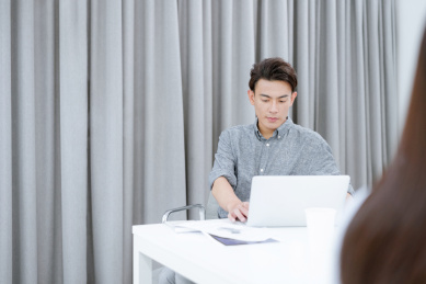 两个着职业装在办公室工作的年轻职员