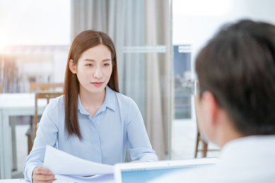 两个着职业装在办公室工作的年轻职员