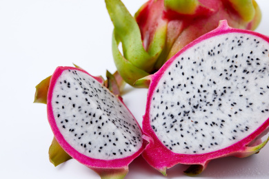 白色背景上的新鲜白心火龙果