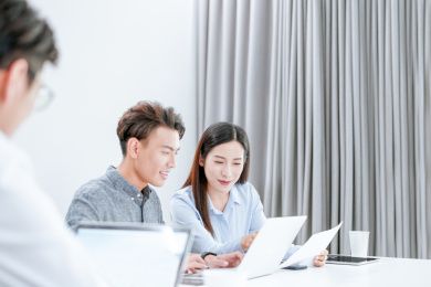 三个着职业装在办公室工作的年轻职员