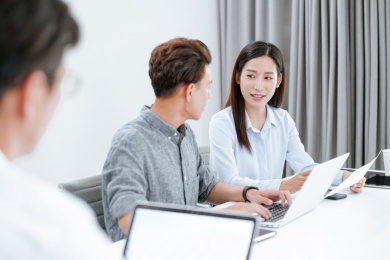 三个着职业装在办公室工作的年轻职员