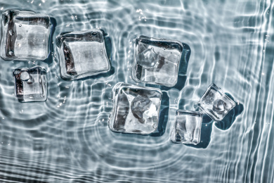 夏天冰爽晶莹剔透的水涟漪