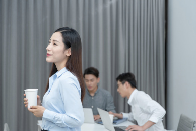 身着职业装在办公室内工作中的年轻女性白领