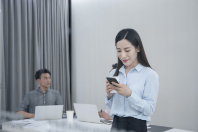 身着职业装在办公室内工作中的年轻女性白领