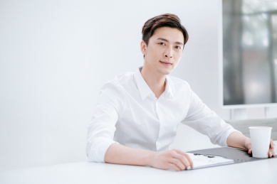 坐在办公室认真工作的年轻中国男性