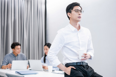 三个着职业装在办公室工作的年轻职员