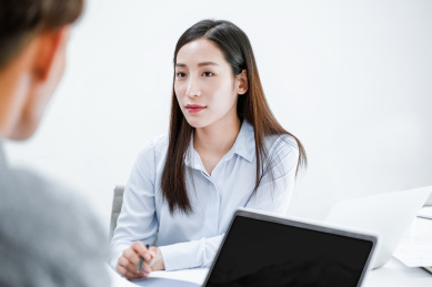 两个着职业装在办公室工作的年轻职员