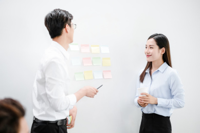 三个着职业装在办公室工作的年轻职员